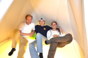 Jasu Koponen, Jerome Saarinen och Emil Sågfors tar igen sig i mystältet på Startup sauna