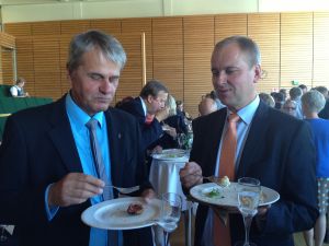 Christjan Brander, trafikchef i Pargas, och Kimitoöns kommundirektör Tom Simola var bland de inbjudna gästerna då ämbetshuset invigdes.