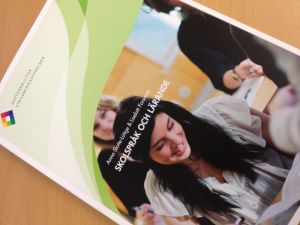 Boken Skolspråk och lärande delas ut till alla skolor. Boken Skolspråk och lärande utgiven av Utbildningsstyrelsen 08/2013