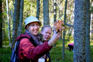Guiden Carina Järvinen från Vasa svampförening. Guiden Carina Järvinen från Vasa svampförening
