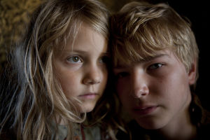 Lillasyster Emma pratar rikssvenska i filmen, medan Gustaf pratar finlandssvenska.