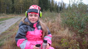 8-åriga Ida Lindström vill också bli jägare när hon blir stor. Ida Lindström på älgjakt i Petsmo, Korsholm