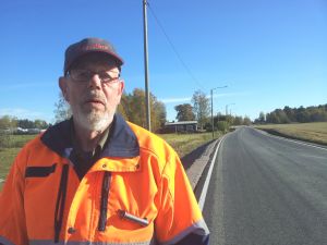 "Äntligen" säger Björn Ljungqvist som har väntat länge på att Solf Ängsväg ska asfalteras.