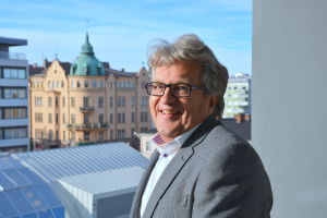 Fastighetsmäklare Ingemar Tåg applåderar rapporten. Arkivbild. Ingemar Tåg