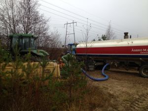 Sväm från bilen pumpas in i den svarta slangen som är 500 m lång och slutar i en tank på åkern.