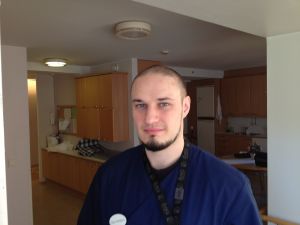 Vårdbiträdet Boban Alempijevic anser att övergångsperioden är kämpig Boban Alempievic