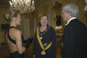 Bettina Sågbom, president Tarja Halonen och Pentti Arajärvi på presidentens slott 2008. Bettina Sågbom, president Tarja Halonen och Pentti Arajärvi på presidentens slott 2008.