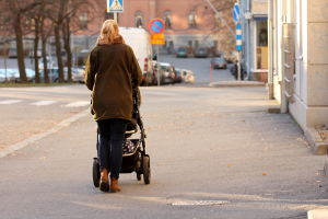 Mamma med barnvagn