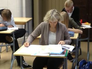 Eva Bergström-Laiho prickar in mineralfynd Eva Bergström-Laiho i skolan