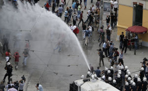 Erdogan fick hård kritik för polisens brutala metoder i somras Vattenkanoner mot demonstranter