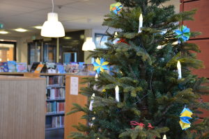 Välgörenhetsgranen i Kimito biblioteket står redan på plats. Korten hängs upp på torsdag.