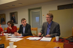 Fundersamma miner, fr.v. grundtrygghetsdirektör Elisabeth Kajander, stadskamrer Juha Kuittinen och tekniska direktören Jukka Takala. Elisabeth Kajander, Juha Kuittinen och Jukka Takala.