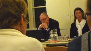 Aktias regiondirektör Christer Nyback fick bara ris av Pojoborna. Aktias regiondirektör Christer Nyback och kontorsdirektören i Pojo Marja Saari.