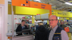 Butikschef Tomas Fagerström stänger posten vid S-market. Butikschef Tomas Fagerström stängerposten