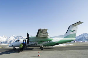 Flygbolaget <a href="http://www.wideroe.no/">Widerøe</a> sköter största delen av Norges lokala flygtrafik, bland annat med Bombardier Dash-8 100. Flygbolaget Widerøes Bombardier Dash-8 100