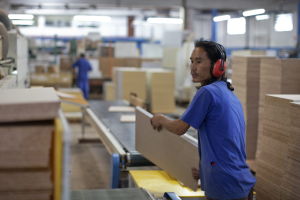Politisk flykting från Nepal jobbar på fabrik i Brasilien Politisk flykting jobbar i brasiliansk fabrik