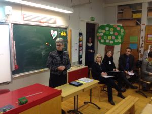 Utbildningsdirektör Barbro Högström, miljöskyddschef Kaisa Hemminki, hälsoinspektör Julia Debbarh och vd:n för lokalcentralen Carl Slätis fick svara på många frågor under mötet. Möte i Rödskogs skola 25.2.2014.