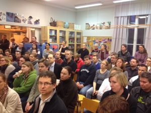 Många föräldrar hade slutit upp till mötet i kväll. Alla fick inte ens sittplats.
