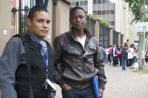 Travis och Hope utanför domstolen i Pretoria Travis och Hope utanför domstolen i Pretoria.