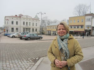 Ekenässällskapets nyvalda ordförande Ylva Rancken-Lutz. Ylva Rancken-Lutz med torget i Ekenäs i bakgrunden.