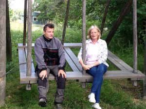 Leif Still och Tora Markkula i skärgårdsgungan vid "Helmi" leif still och tora markkula