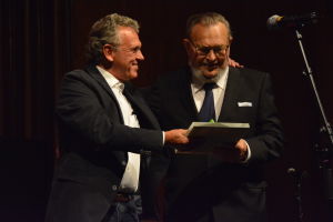 Åke Grandell tillsammans med prisutdelaren Benny Törnroos. Benny Törnroos och Åke Grandell.