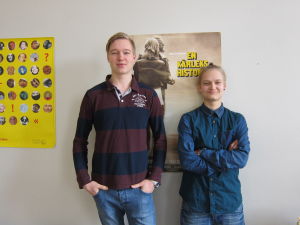 Antti Jormalainen och Julius Blomfelt som går i Etu-Töölön lukio tycker svenskan kan vara obligatorisk.