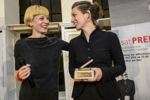Prisutdelning under festivalen Prisutdelning under festivalen; Theatertreffen-chefen Yvonne Büdenhölzer och regissören Susanne Kennedy.