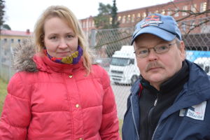 Maarit Hyvönen ja Matti Saari, taustalla Nanson Nokian tehdas. Maarit Hyvönen ja Matti Saari, taustalla Nanson tehdas, Nokia