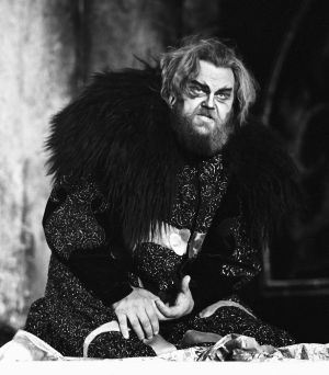 Martti Talvela Boris Godunovina Savonlinnassa 1975. Martti Talvela Boris Godunovin roolissa vuonna 1975.