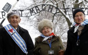 Tidigare Auschwitzfångar vid lägerporten på 70-årsdagen av befrielsen.
