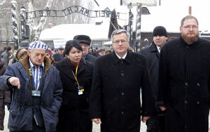 Polens president Bronisław Komorowski guidas i Auschwitz av den tidigare lägerfången Igor Malicki.
