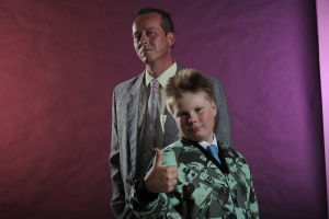 Marko ja Eetu puettuina 80-luvun sotisopaan.