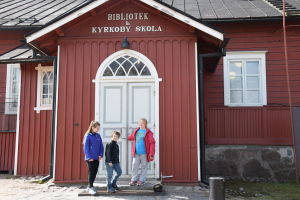 Kyrkoby skola är en av Vanda stads fem svenskspråkiga grundskolor. Arkivbild. Lina Kiukkonen, Eric Bergström och Tessa Kokko utanför Kyrkoby skola i Vanda.