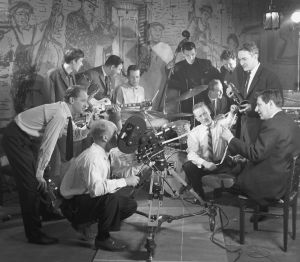Osmo Harkimon ryhmä kuvaa Old Housessa. Jazzia vanhassa talossa -elokuvan kuvaukset, vasemmalla seisomassa ohjaaja Osmo Harkimo, oikealla istumassa filmin suunnittelija Harry Orvomaa.