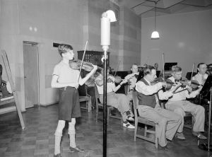 Tässä suorassa radiokonsertissa Heimo tunsi epäonnistuneensa. Hän oli lukkiutuneena pukuhuoneeseensa, kun Ainolasta soitettiin. Yleisradion Radio-orkesteri ja viulisti Heimo Haitto soittavat Helsingissä Fabianinkadun radiotalon studiossa 1939.