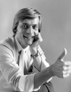 Timo T. A. Mikkonen ja peukku. Hittimittarin juontaja (1984-85) Timo T. A. Mikkonen näyttää peukkua.