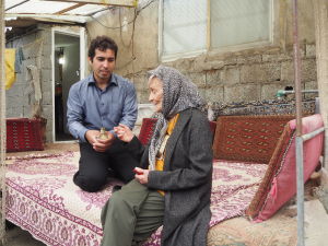 Ellen Vuosalo med Massoud Mohamadi som tar hand om skadade fåglar i sitt hem ellen vuosalo, iran