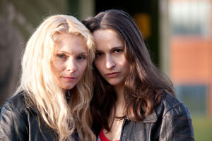 Ingeborg (MyAnna Buring) ja Petra (Cristina Catalina) ovat Punaisen armeijakunnan Loganille lähettämät henkivartijat MyAnna Buring ja Cristina Catalina sarjassa Pieni ihmissydän