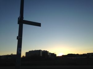Tunnesetelintie. Piilotan mielessäni uuden nimen nimikyltin takapuolelle. Nimi on Eino Santasen kirjasta Tekniikan maailmat, runosta Tunneseteli. Tanssivan karhun kierros