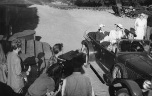 Ote elokuvasta ... ja Helena soittaa (1952).