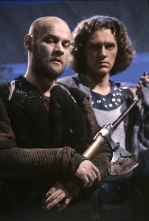 Näyttelijät Tomi Salmela (roolinimi Gimli) ja Ville Virtanen (roolinimi Legolas).