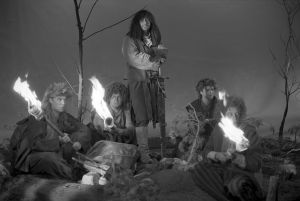 Taneli Mäkelä (roolinimi Frodo), Pertti Sveholm (roolinimi Sam), Jari Pehkonen (roolinimi Pippin) ja Jarmo Hyttinen (roolinimi Merri).