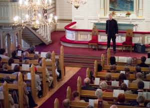 Taisto Reimaluoto lausuu kirkossa Taisto Reimaluoto esiintyy Kajaanin runoviikolla kirkossa