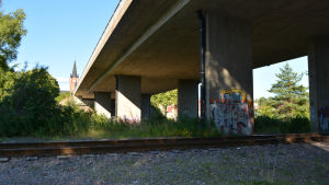 Järnvägsstationen är riven, istället en stor bro.