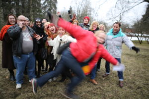 Tämä syöksyni Johannan ja Parven kuvan halki symboloi jotenkin erityisen hyvin näitä kuvauksia Parven, päähenkilö Johannan ja Katrin yhteiskuva