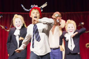 Kaivosmiesten joulujuhlassa pilkataan pääministeriä. Lassi Hirvosen Billy tanssii mukana. HKT:n Billy Elliot -musikaali. Nimiroolissa Lassi Hirvonen.