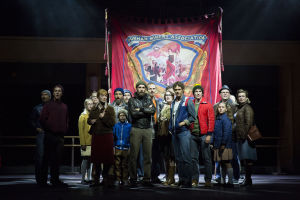 Musikaalin tunnusmelodiaksi nousee kaivosmiehiin yhteishenkeä ja taistelutahtoa valava laulu solidaarisuudesta. HKT:n Billy Elliot -musikaali. Kaivoslakkolaisten marssi.