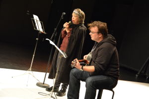 Annika Backman och Henrik Grönroos. Annika Backman sjunger och Henrik Grönroos spelar gitarr.