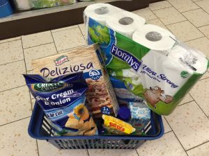 Här ser du den dyrare korgen på Lidl. Den billigare korgen kostar 19.03 euro. Den dyrare 24.24 euro, Lidl, de billigare varorna.